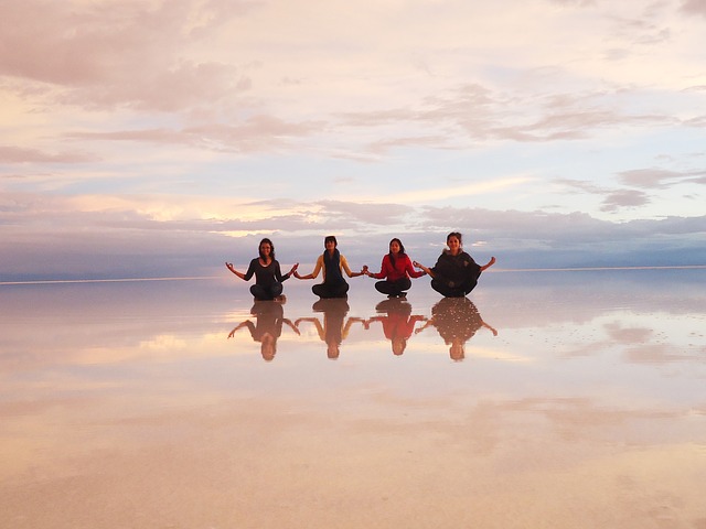 ウユニ塩湖の鏡の湖面がシンメトリー