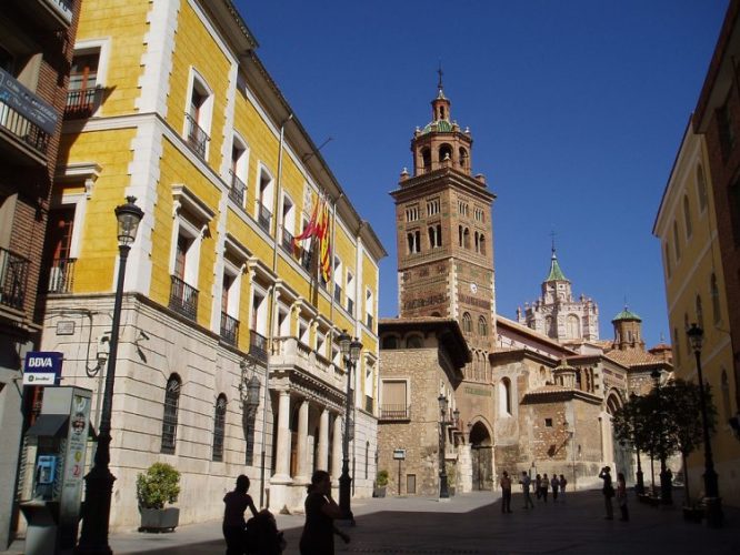 Ayuntamiento_y_Catedral_de_Teruel テルエル市