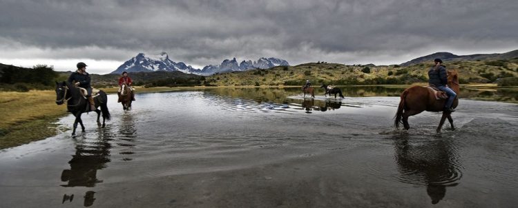 乗馬アクティビティも無料のグラマラスヴォヤージュお勧め、地球の裏側の南米大陸の最南端にパタゴニアの広大な大地がある。フィッツ・ロイがシンボルマークのアウトドアメーカーあの「パタゴニア」運営する地球の最果てホテル「エクスプローラ・パタゴニア」Explora Patagoniaに泊まる旅、パタゴニア旅行の行き方,予算,費用は無料見積もりに自信の名古屋のオーダーメイド専門旅行会社グラージュへ