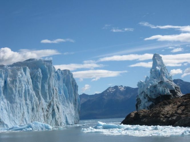 グラマラスヴォヤージュお勧め、アルゼンチン世界自然遺産ロス・グラシアレス国立公園で最も有名な氷河が「ペリト・モレノ氷河」への旅、スペガッツィーニ氷河や最大規模のウプサラ氷河、ペリト・モレノ氷河旅行・アルゼンチン旅行の行き方,予算,費用は無料見積もりに自信の名古屋のオーダーメイド専門旅行会社グラージュへ