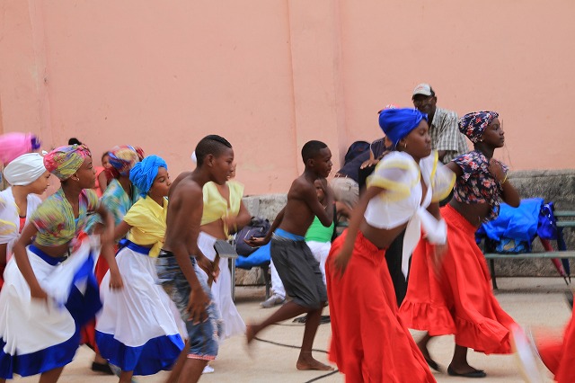 ルンバやサルサを踊るキューバの子供達