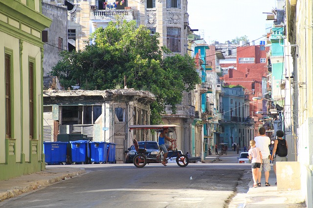 ハバナ市内はタクシー、バス、三輪車といろんな移動手段が