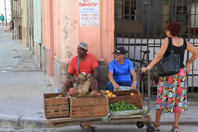 ハバナの街角マーケット