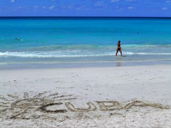 CUBAと砂浜にかかれた碧い海