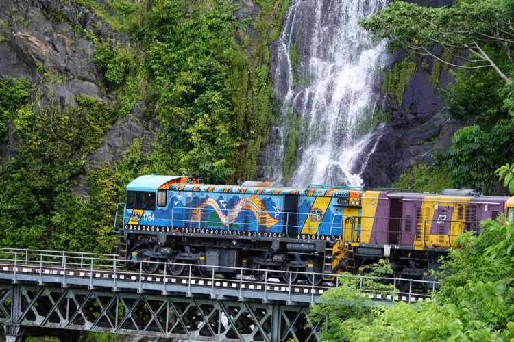 キュランダ鉄道と滝