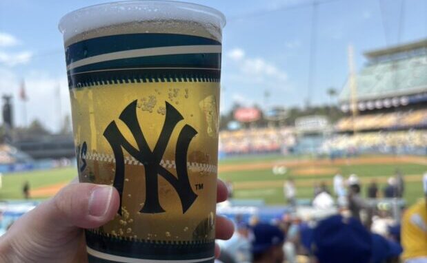 ドジャースの対戦チームロゴ入りビールカップ
