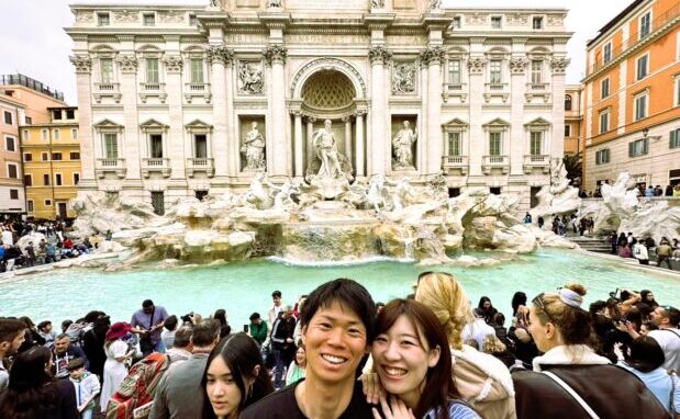 イタリアハネムーンでローマのトレヴィの泉でほほ笑む二人。
