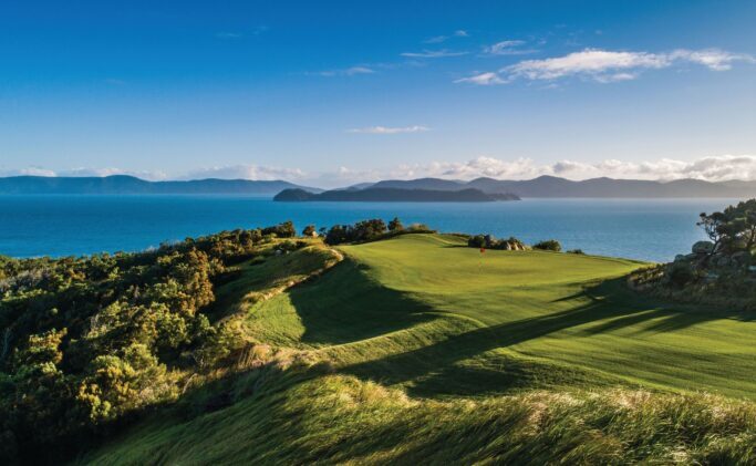 ハミルトン島ゴルフコースはグレートバリアリーフを見下す本格１８ホールコース。