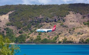 ハミルトン島空港へ到着するカンタス航空。
