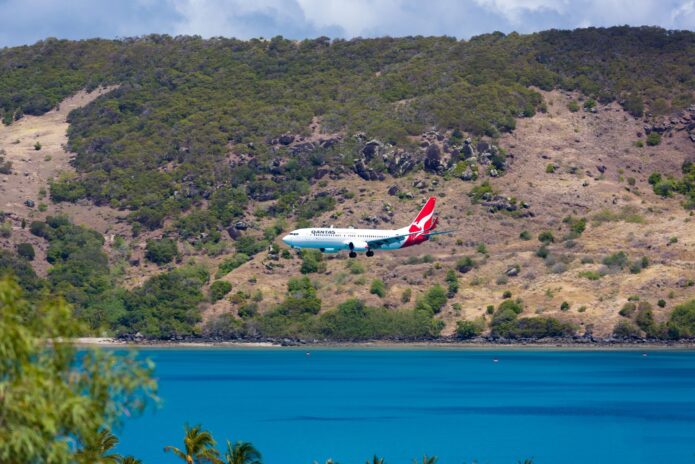 ハミルトン島空港へ到着するカンタス航空。