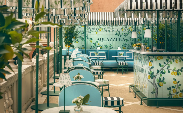 ホテル デ ルシーのお洒落なアクアズールバー。