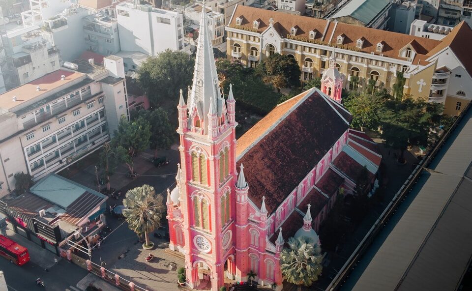 ホーチミンのピンク色の教会。