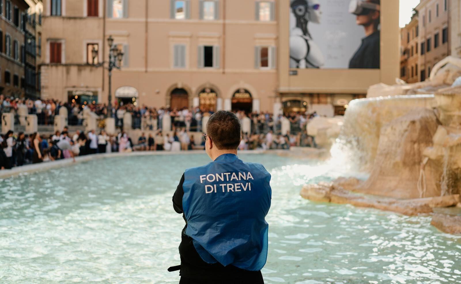 トレヴィの泉の警備員。