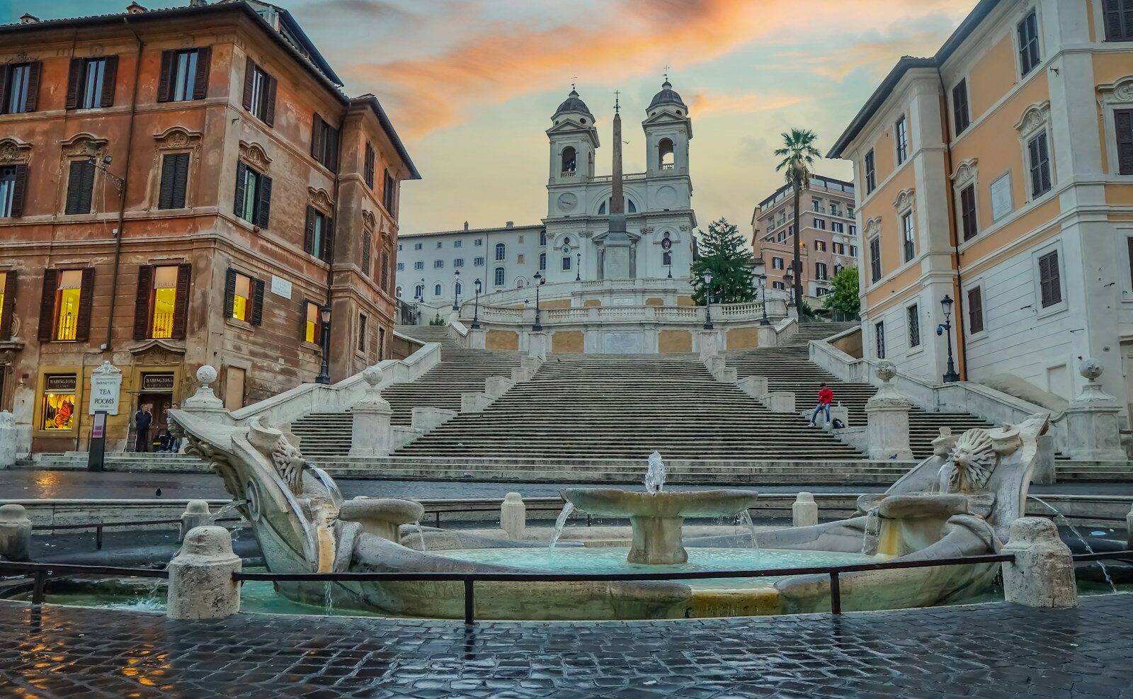 早朝のスペイン広場で静寂を愉しむ。