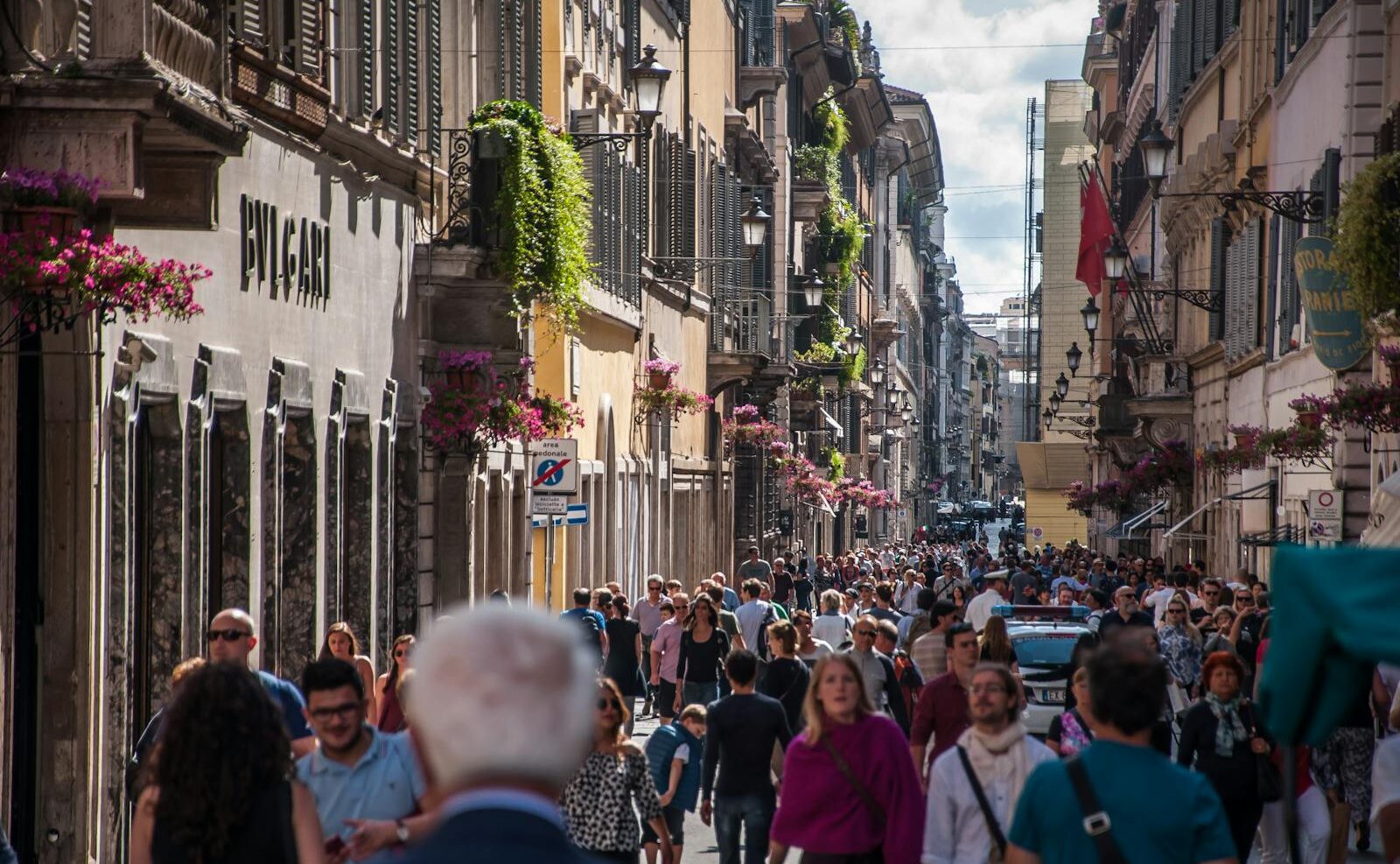 観光客で賑わうコンドッティ通り