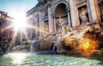 トレヴィの泉とまぶしい太陽。