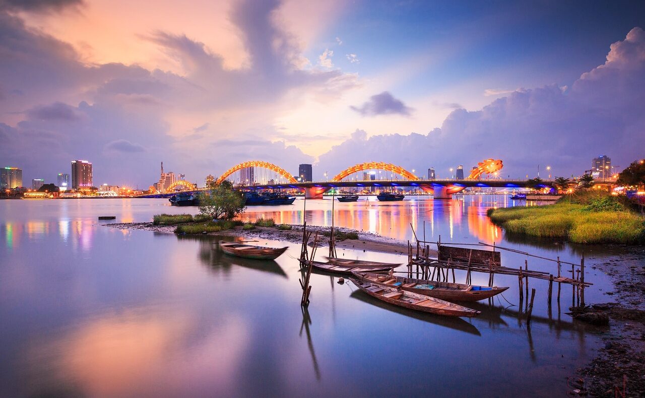 ダナンで龍のようなデザインのロン橋。