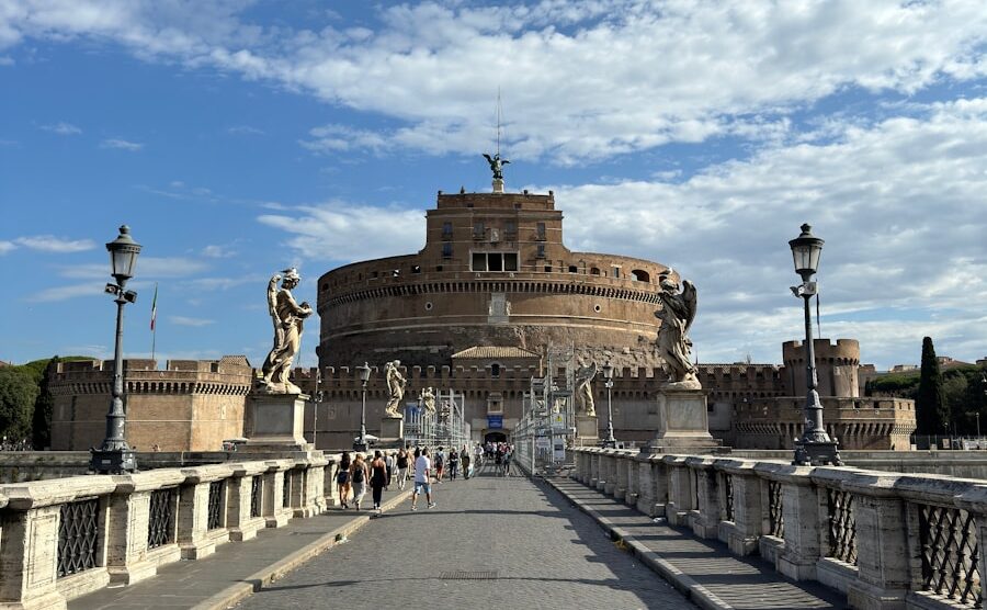 サンタンジェロ城はローマのテヴェレ川右岸にある城塞。