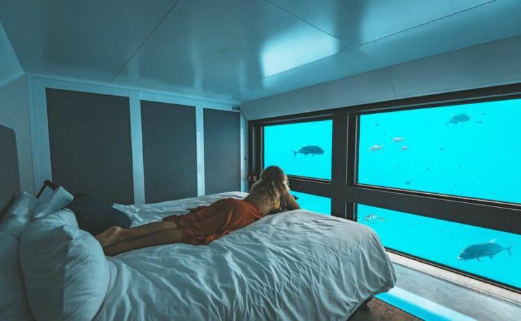世界遺産のグレートバリアリーフのハーディーリーフ海中にあるホテル。Reefsuites Underwater Hotel