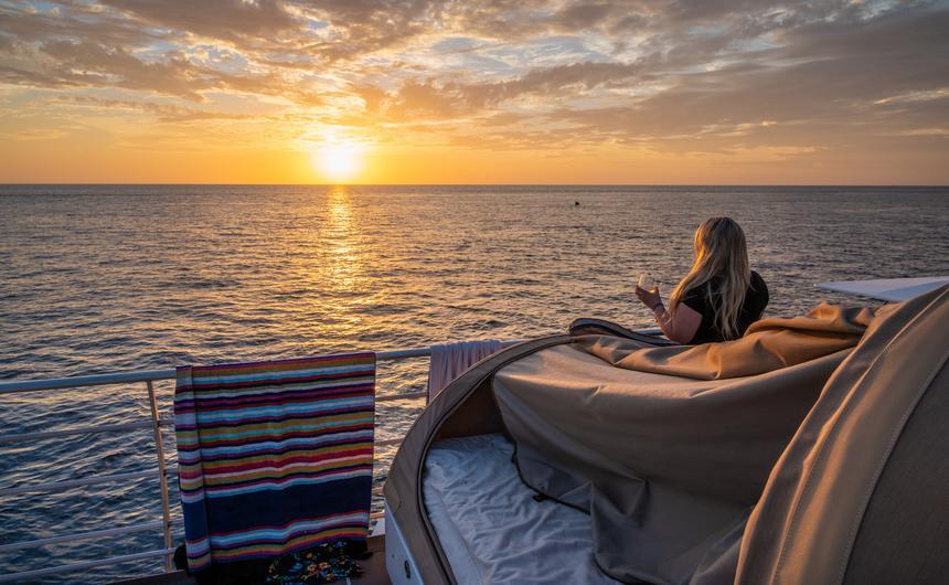 水平線に沈む太陽のサンセットを独り占め。