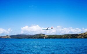 ハミルトン島に着陸するヴァージンオーストラリア航空。