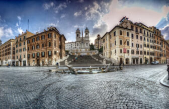 スペイン広場を見上げる景色。