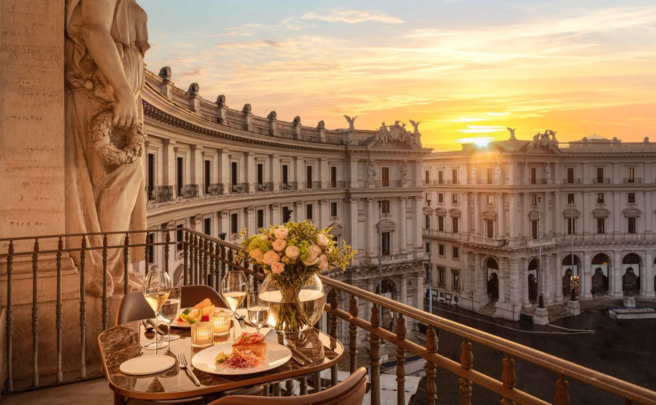 ローマ中心部の部屋からの夕焼け。