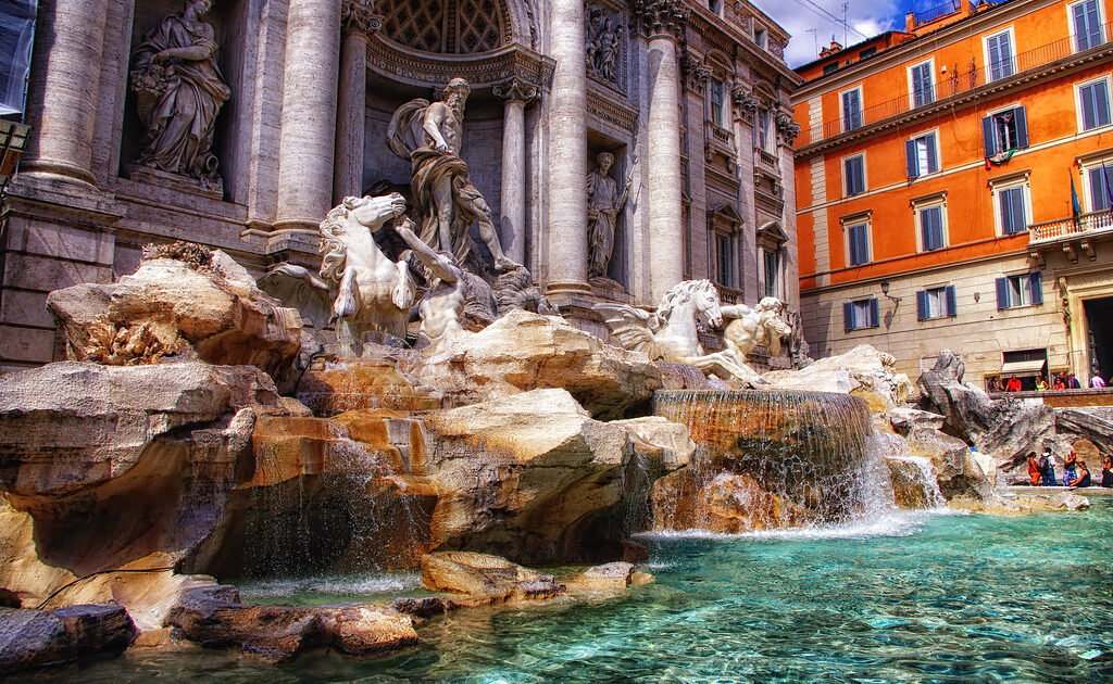 トレヴィの泉をジェラート屋の前から見る。