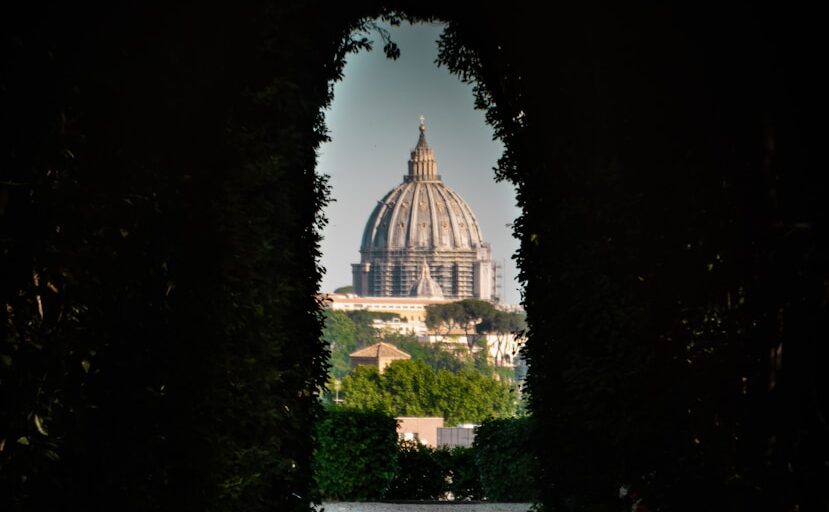 鍵穴から見えるヴァチカンの「サン・ピエトロ大聖堂」