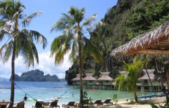 エルニドは、石灰岩の岩山と透明度抜群のフィリピンの海