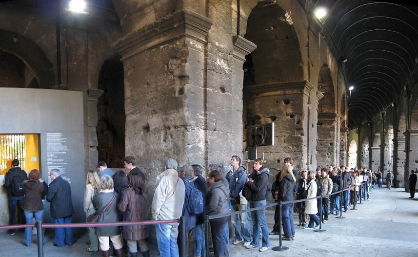 コロッセオのチケット売り場の長蛇の列。