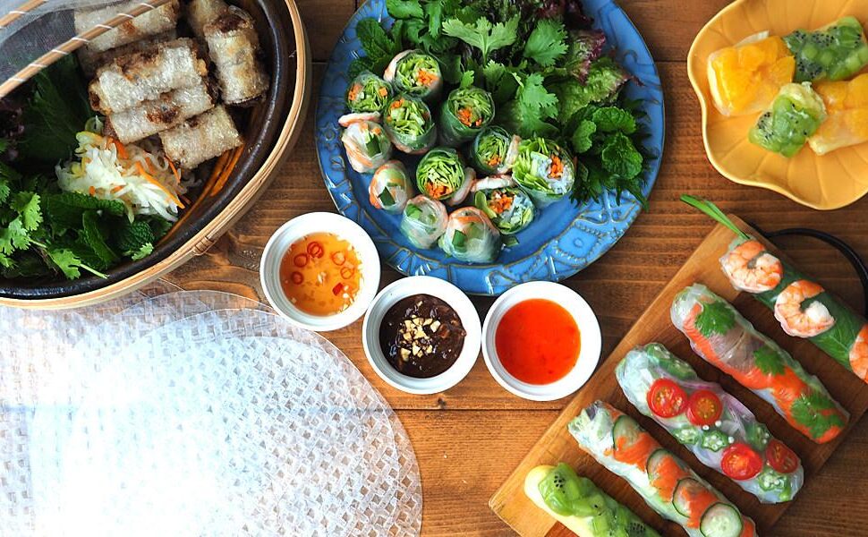 米粉の皮「ライスペーパー」を使い、新鮮な野菜とハーブを包む生春巻き。