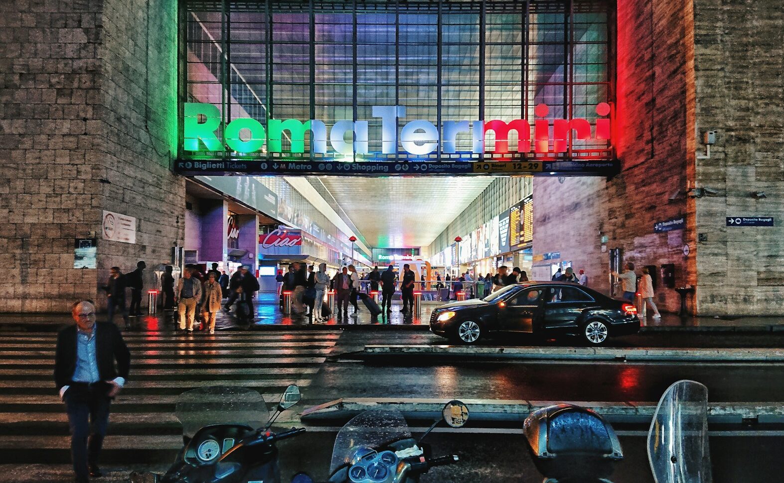 ローマの駅ではスリに注意。