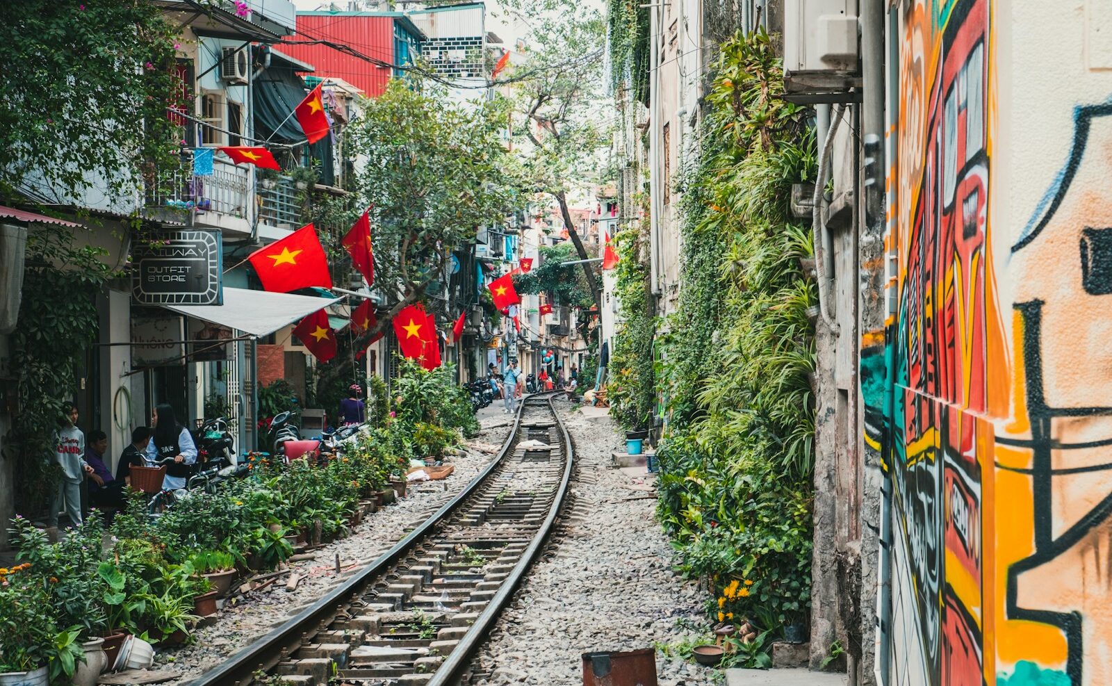 ハノイの狭い軒を走る鉄道。