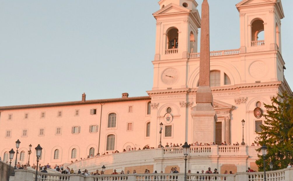 スペイン階段の頂上にあるトリニタ・デイ・モンティ教会。

