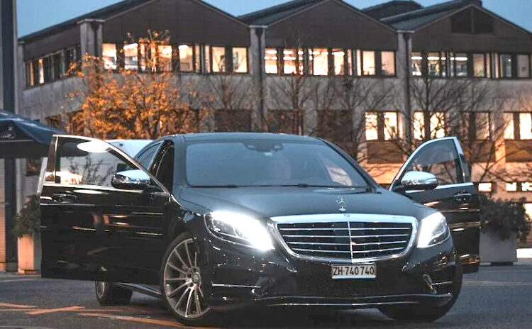 ショーファーカーで専属の運転手が運転し暗くなっても安心安全に目的地へ到着できる。