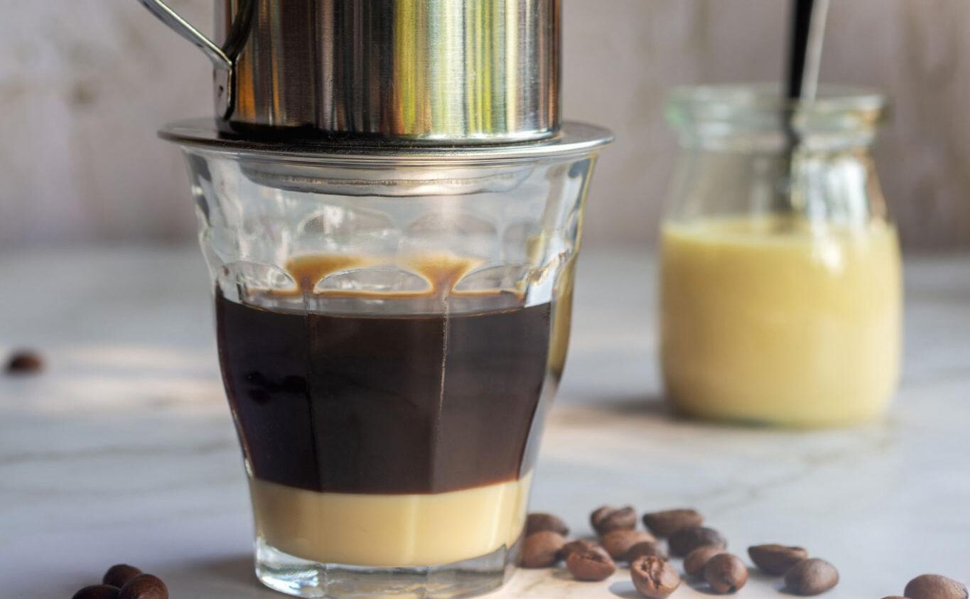 ベトナムコーヒーは甘いコンデンスミルク（練乳）をたっぷり加えて飲む。