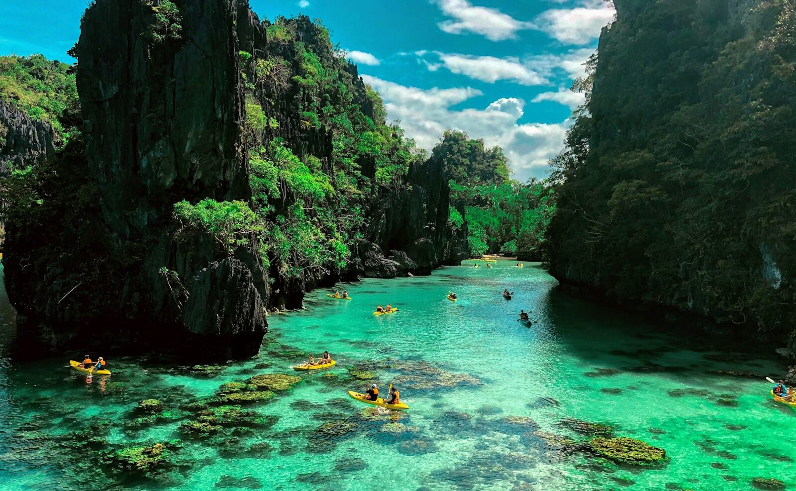 エルニドの奇岩とエメラルドグリーンの海