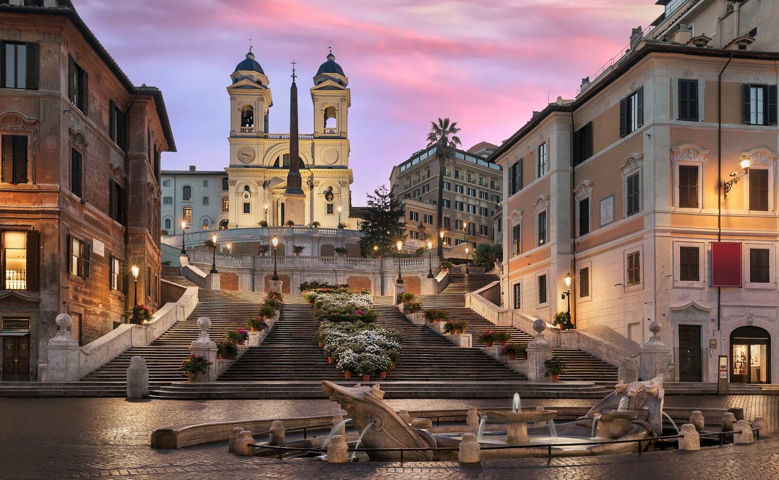 ローマの休日で有名なスペイン階段と広場。