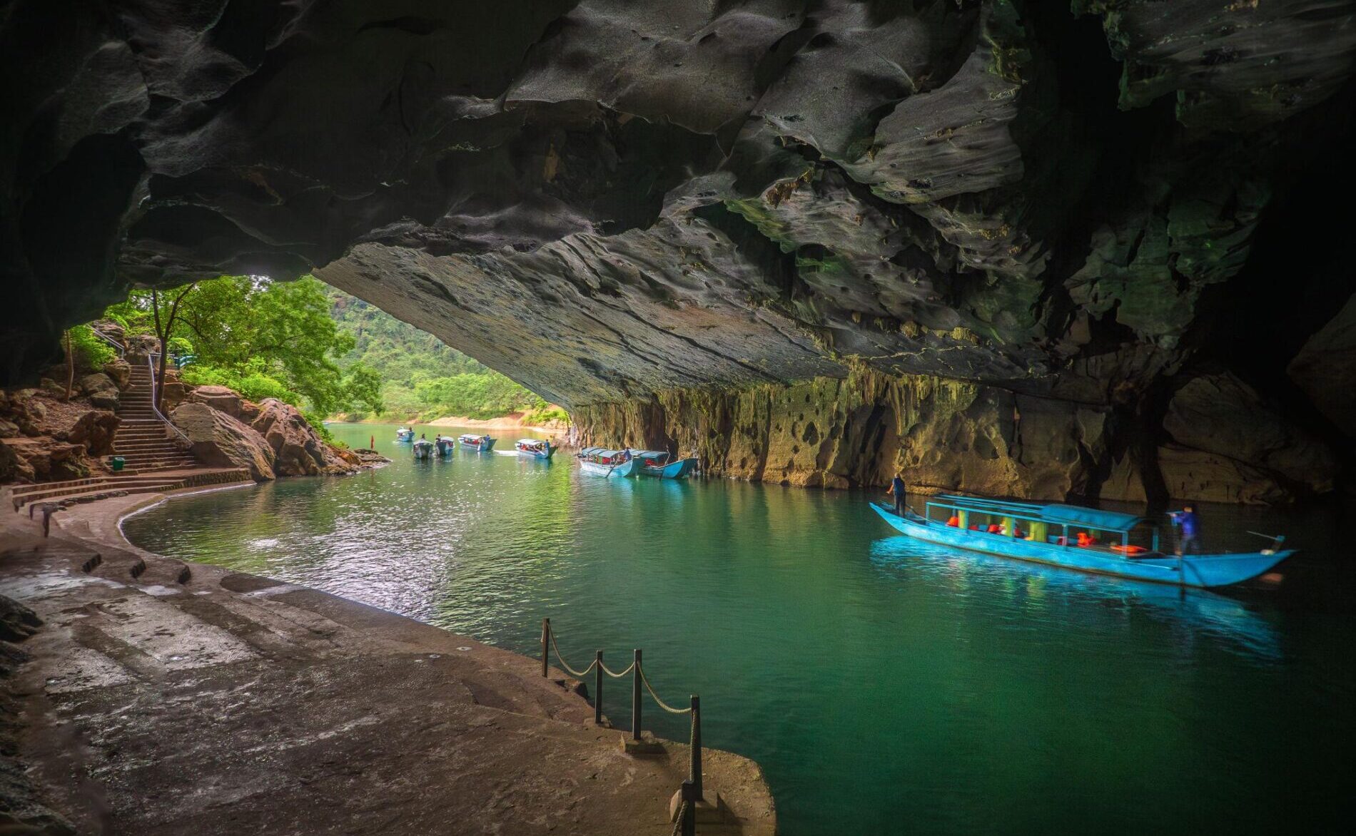 フォンニャケバン国立公園の洞窟を探索する最適な時期は3月から9月の乾季。