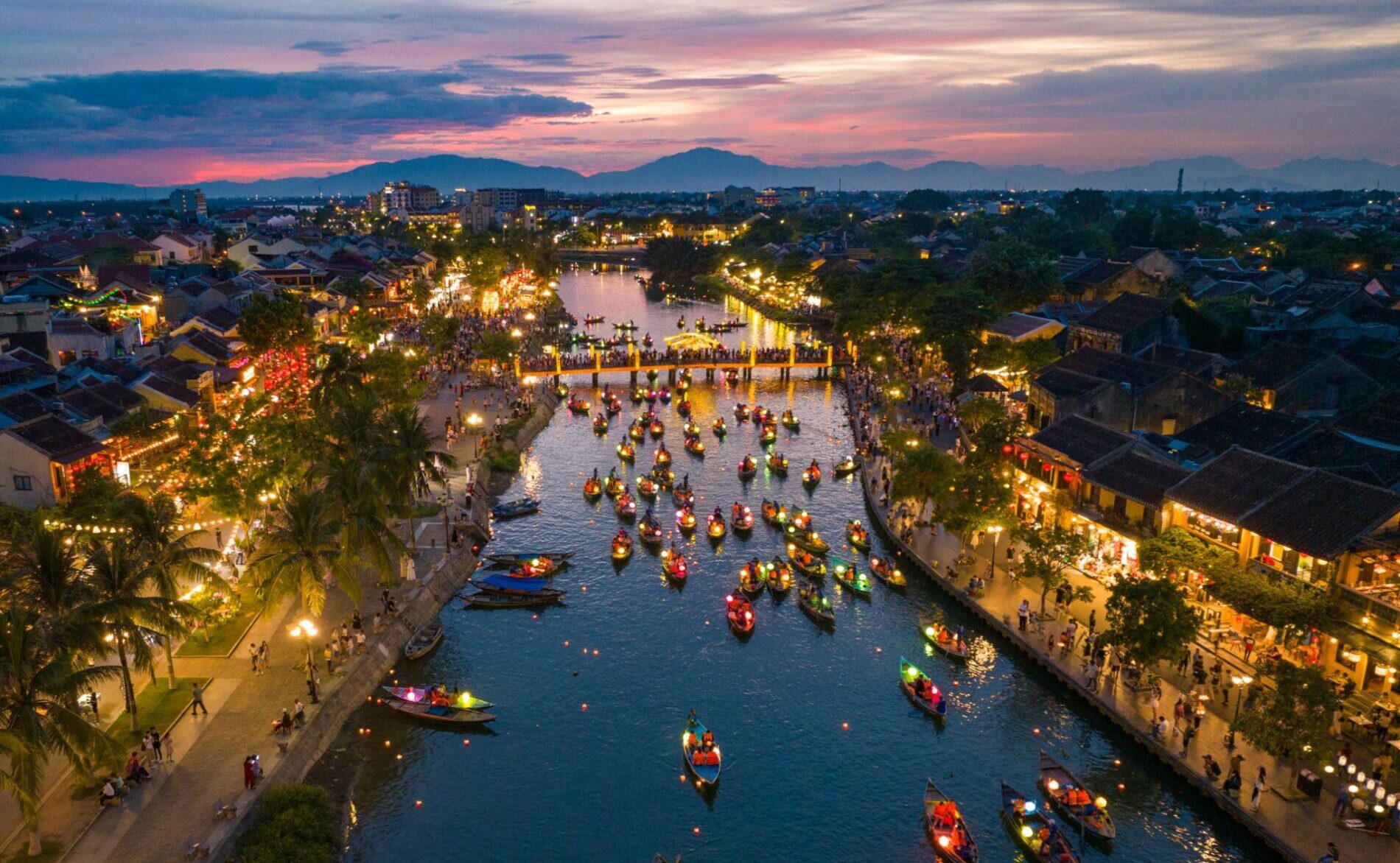 ホイアンのトゥボン川の夕景と遊覧船。