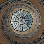 ヴァチカン美術館の螺旋階段の天井窓