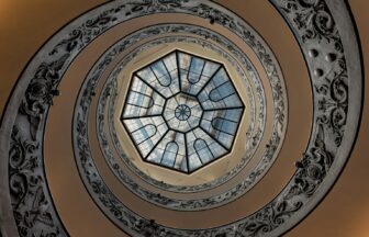ヴァチカン美術館の螺旋階段の天井窓