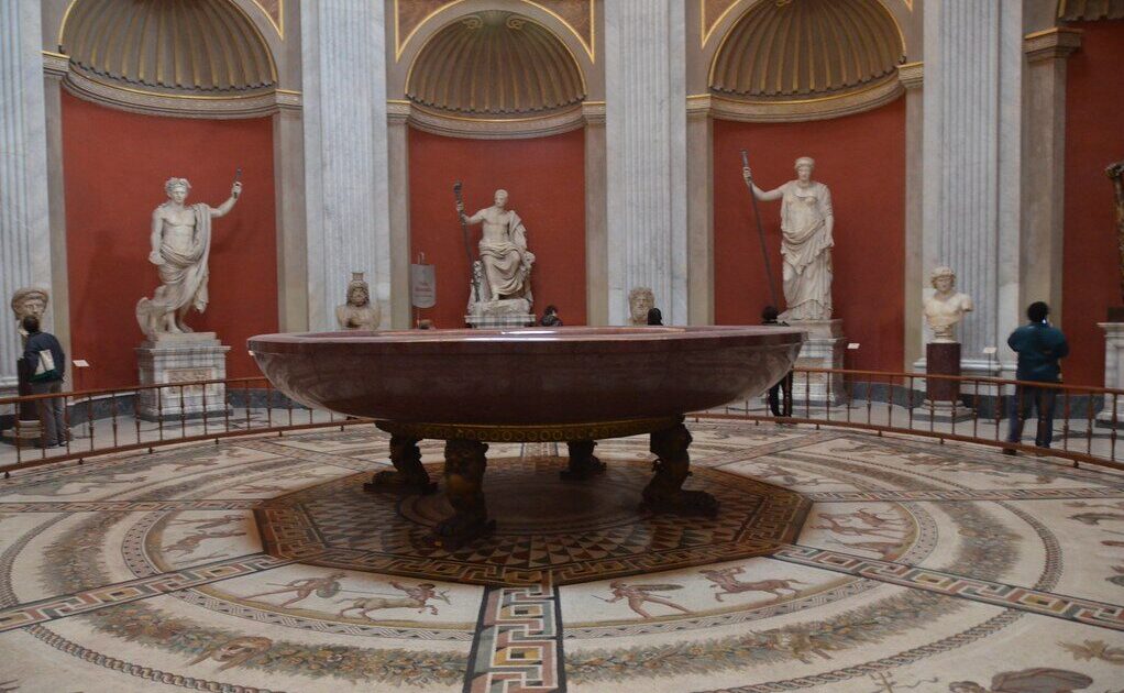 円形の間はバチカン美術館のピオ・クレメンティーノ美術館にある有名な展示室