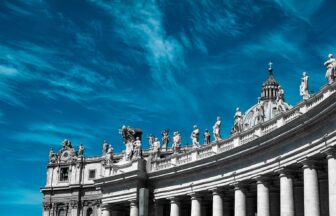 バチカン市国は、ローマ観光の中心的なスポット